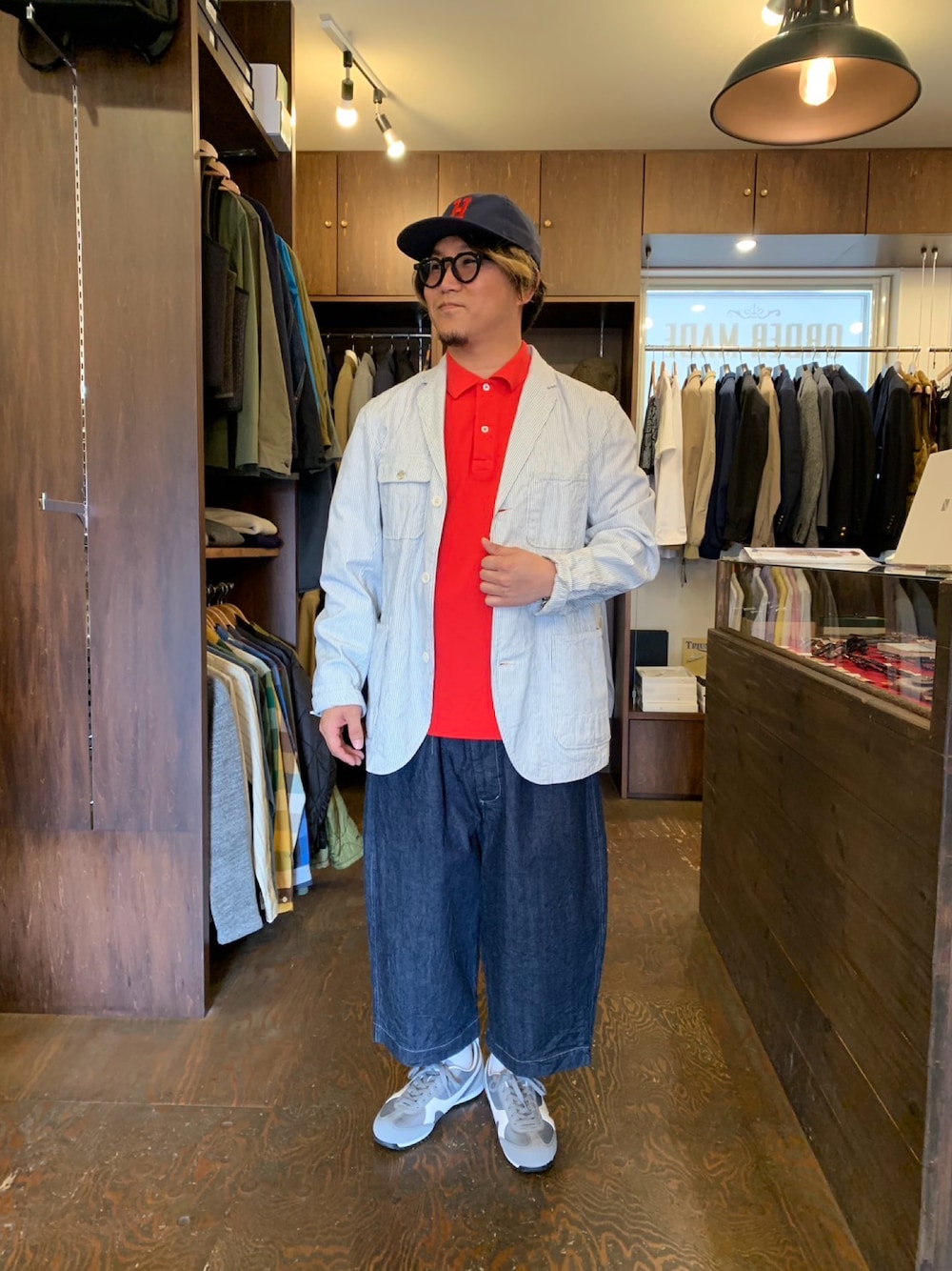 「大人カジュアル、シンプルコーデ、シンプルスタイル、カジュアルコーデ、テーラードジャケット、ファッションを楽しもう、メガネ男子、春色、デニム、デニムコーデ、めがね、イージーパンツ、30代コーデ」｜「Cooperstown Ball Capのアイテム（キャップ、ブルー系）」を使った、SLOW JAM平沼さん（メンズ・165cm）の春コーディネートの1枚目の写真