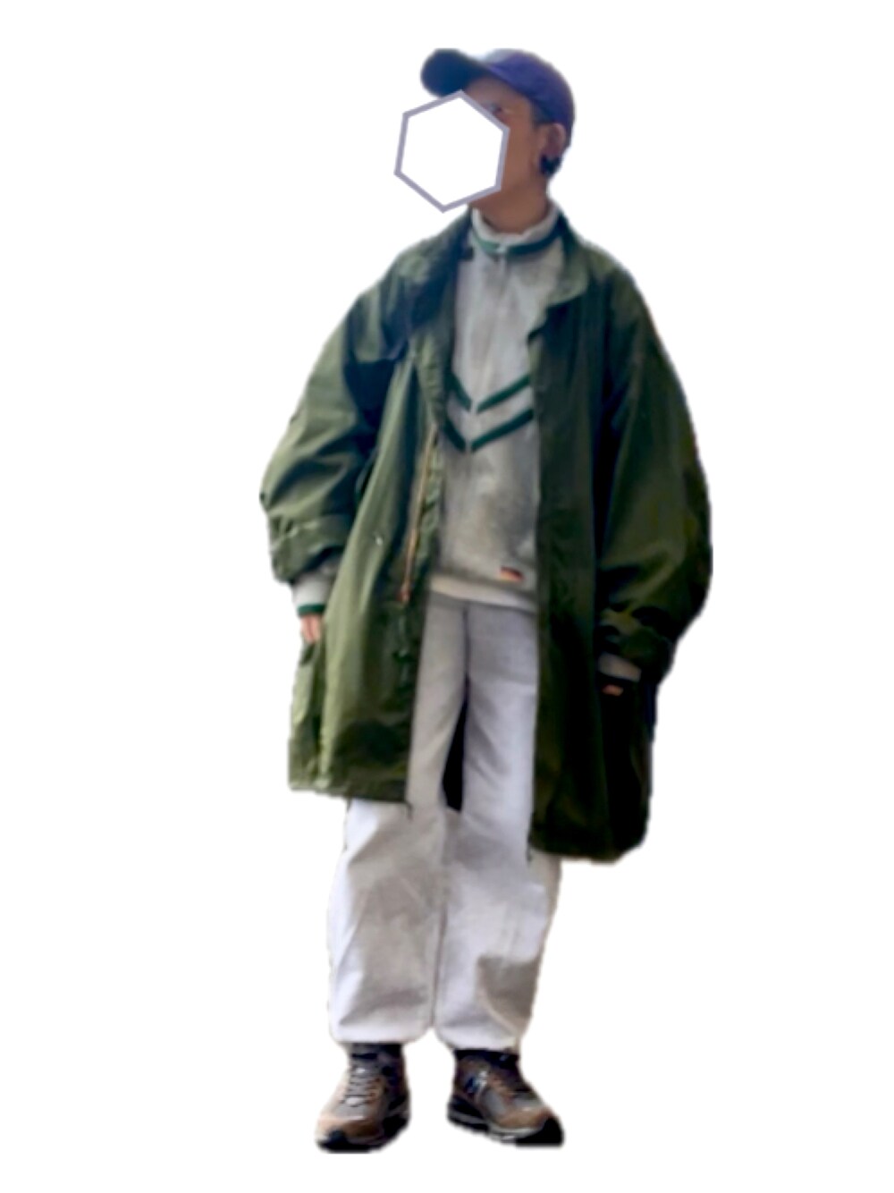 「ミリタリー、古着、モッズコート、スウェット、ジャージ、スニーカー、差し色コーデ、キャップ、ハイネック」｜「VINTAGEのアイテム（キャップ、パープル系）」を使った、みなもすさん（レディース・164cm）の冬コーディネートの1枚目の写真