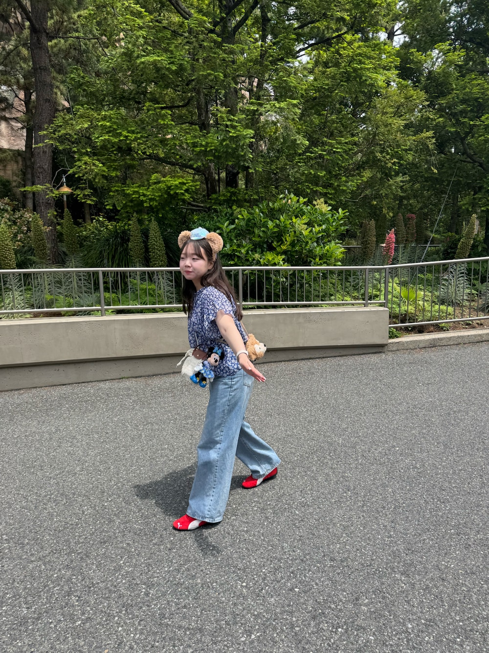 「夏ファッション、パンツコーデ、大人可愛い、デニム、デニムコーデ、ディズニーコーデ、ミニバッグ」｜「flowerのshirring　flare blouse～ｼｬｰﾘﾝｸﾞﾌﾚｱﾌﾞﾗｳｽ（シャツ/ブラウス、ブルー系）」を使った、minju🐷さん（レディース・157cm）の夏コーディネートの1枚目の写真