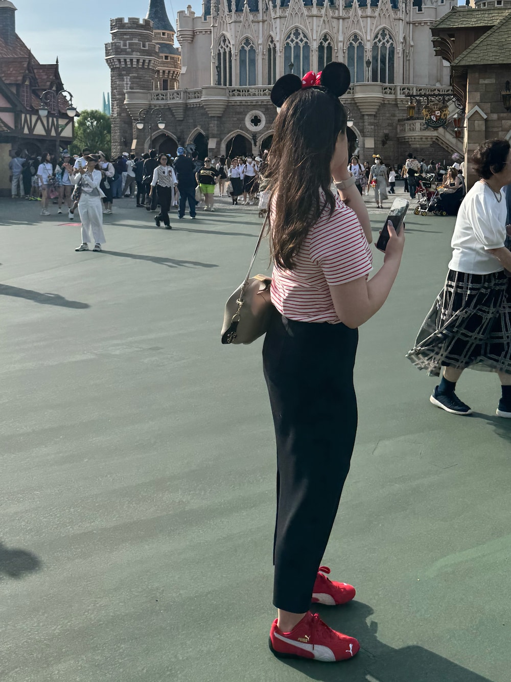 「シンプルスタイル、夏ファッション、Tシャツコーデ、スカート、PUMA、赤色コーデ、赤コーデ、スニーカーコーデ、ディズニーコーデ」｜「UNIQLOのアイテム（スカート、ブラック系）」を使った、minju🐷さん（レディース・157cm）の夏コーディネートの1枚目の写真