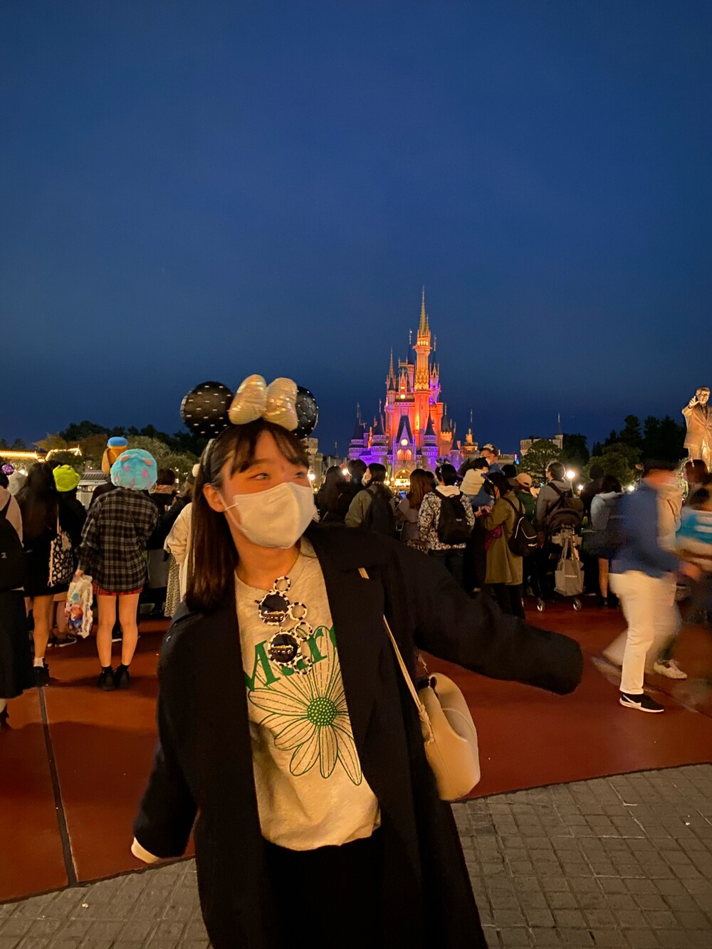 「秋冬コーデ、大人カジュアル、シンプルスタイル、ootd、ディズニー、ディズニーコーデ、韓国ファッション」｜「DIARIESのアイテム（トレンチコート、ブラック系）」を使った、minju🐷さん（レディース・157cm）の冬コーディネートの1枚目の写真