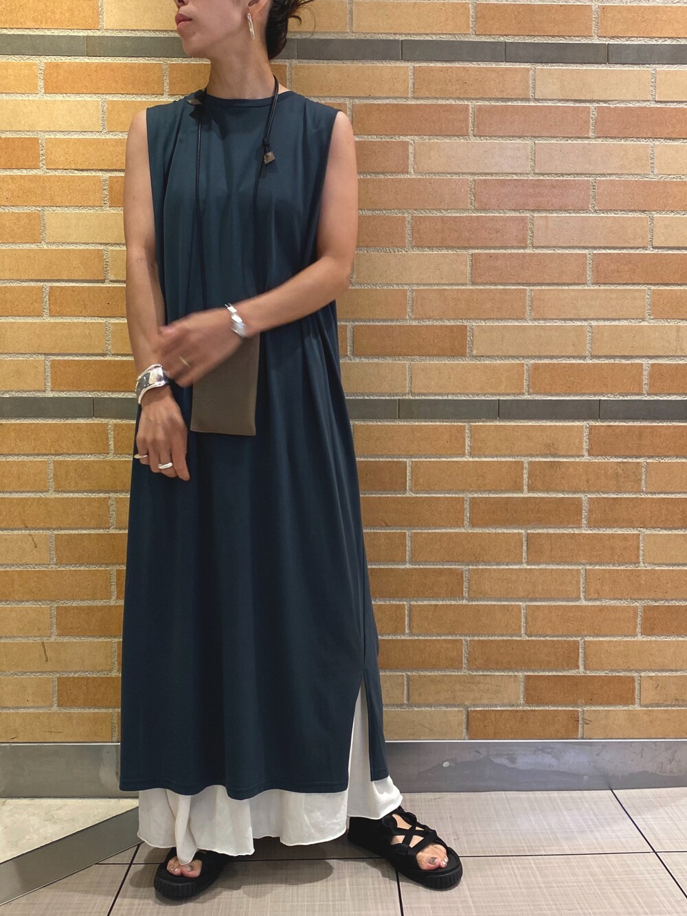 「ラクチンコーデ、シンプルコーデ、オトナ女子、夏コーデ、ナツ、夏、outfit、カジュアル、ootd、リラックス」｜「DROIT BELLOのDROIT BELLO（ドロイトベロ）ノースリーブカットワンピース（ワンピース、グリーン系）」を使った、Yuka Ozawaさん（レディース・155cm）の夏コーディネートの1枚目の写真