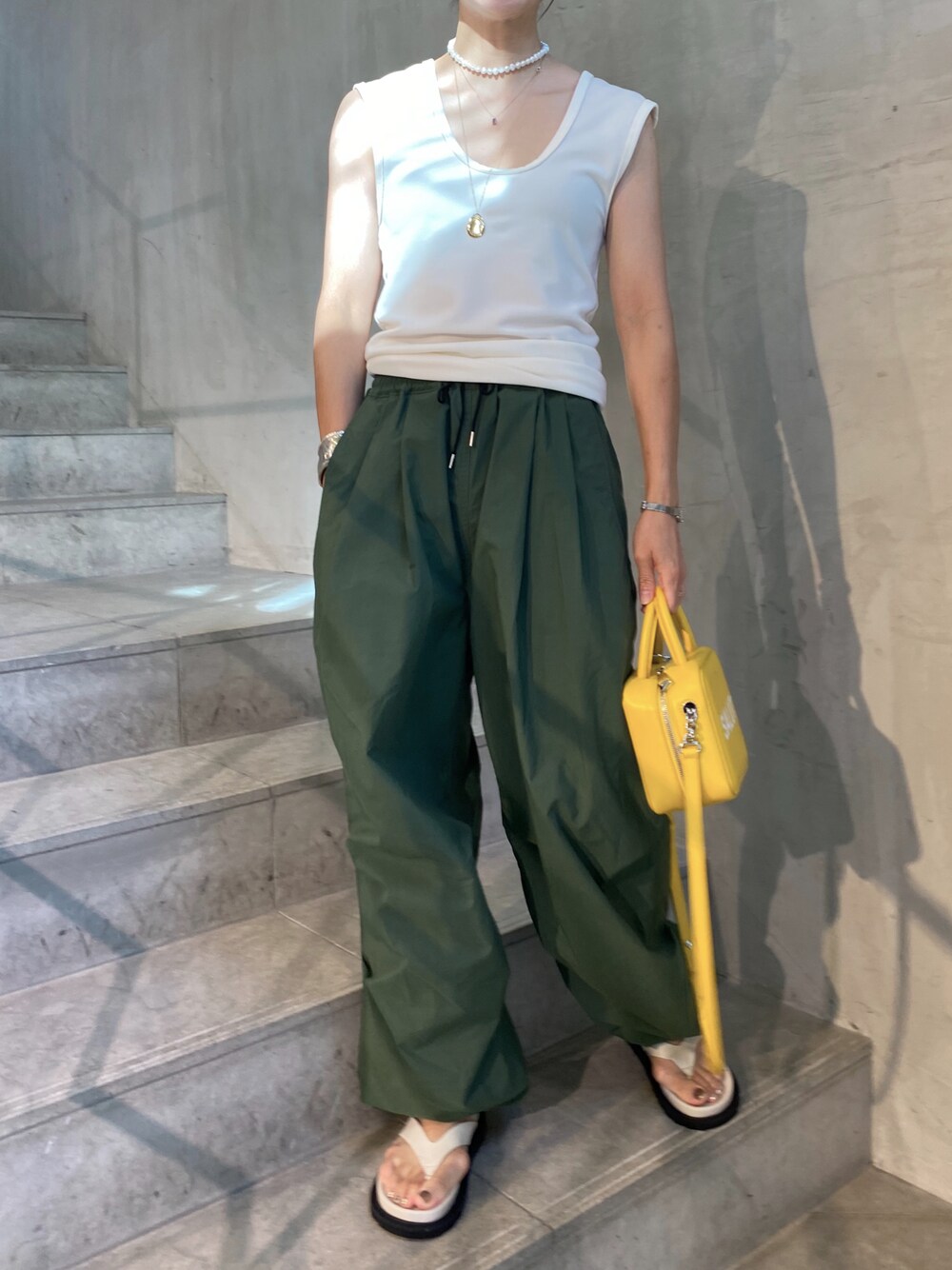 「ミチノパリ、大人カジュアル、サンダルコーデ、カジュアル、大人女子、大人コーデ、カーゴパンツ、CAMINANDO、休日コーデ、夏コーデ、夏、ootd、outfit、B2nd、B2nd神南」｜「on the sunny side of the streetのon the sunny side of the street(オン ザ サニーサイド オブ ザ ストリート)　ﾅｹﾞｯﾄﾊﾟｰﾙ w/ﾋﾞｰｽﾞﾁｮｰｶｰ（ネックレス、ホワイト系）」を使った、Yuka Ozawaさん（レディース・155cm）の夏コーディネートの1枚目の写真