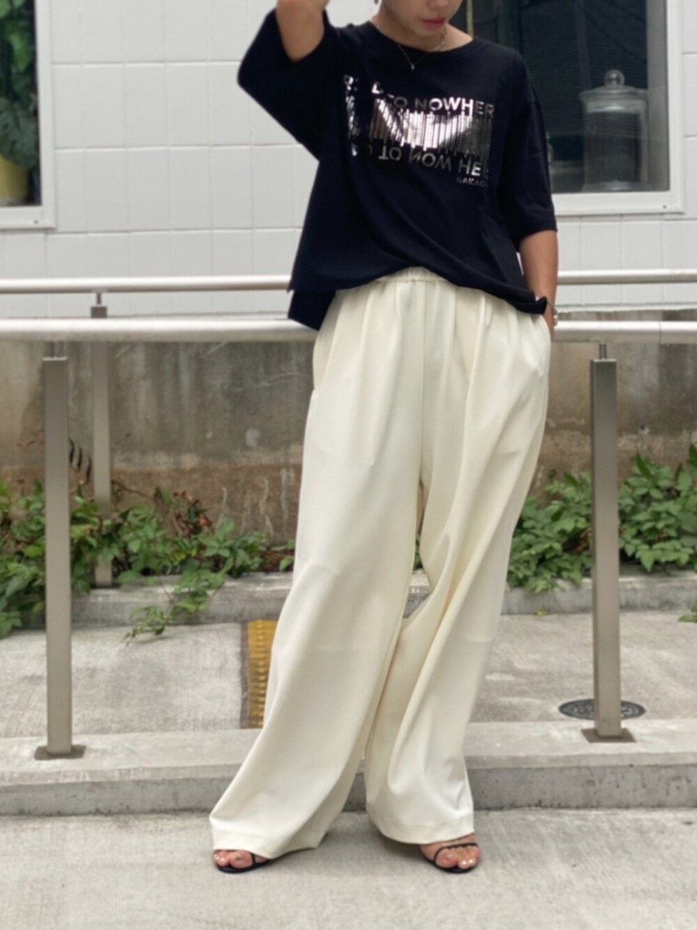 「大人コーデ、カジュアルコーデ、パンツスタイル、夏コーデ、今日のコーデ、白パンツ、iirot、B2nd、B2nd神南、モノトーンコーデ、白パン、outfit、ootd」｜「NAKAGAMIのNAKAGAMI(ナカガミ) 別注グラフィックＴ　ガンメタプリント（Tシャツ/カットソー、ブラック系）」を使った、Yuka Ozawaさん（レディース・155cm）の夏コーディネートの1枚目の写真