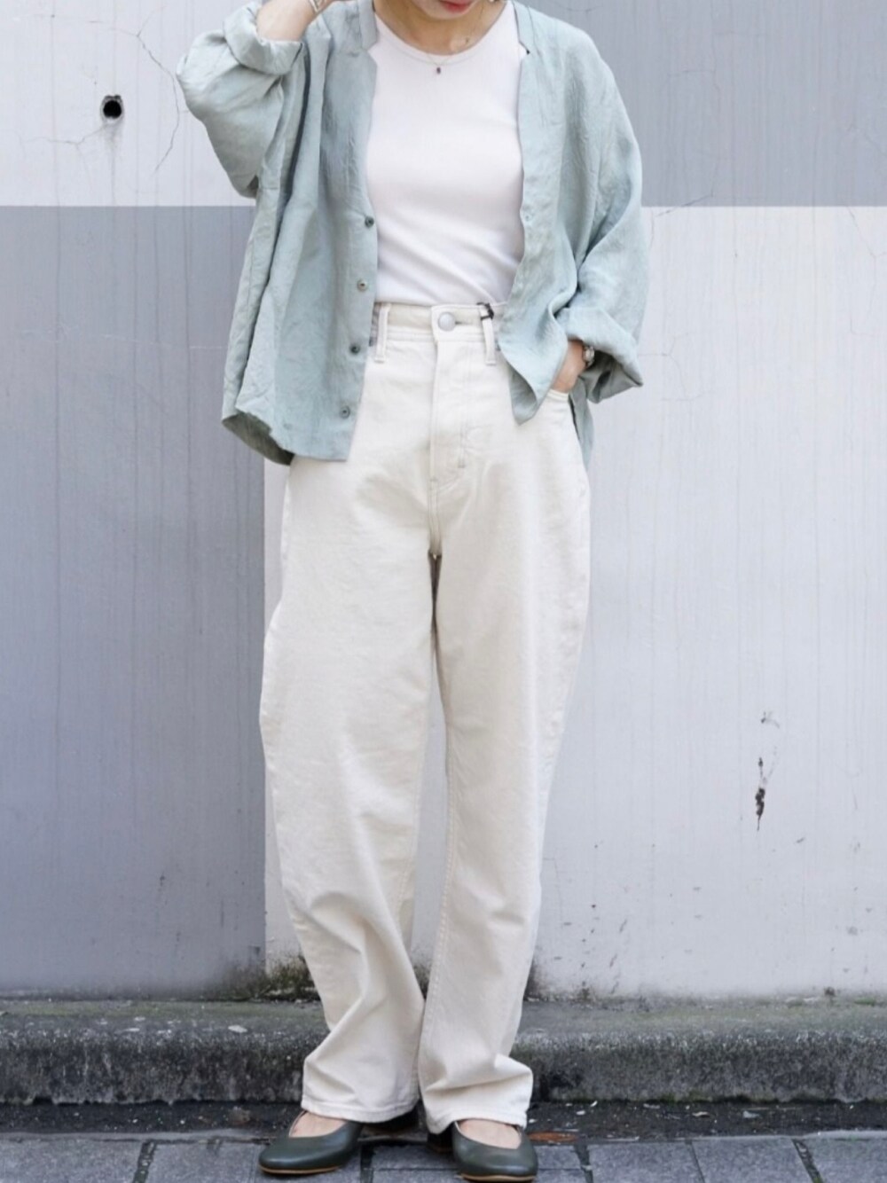 グリーン系のトップス、ホワイト系のタンクトップを着用したレディースの夏コーディネートの1枚目の写真