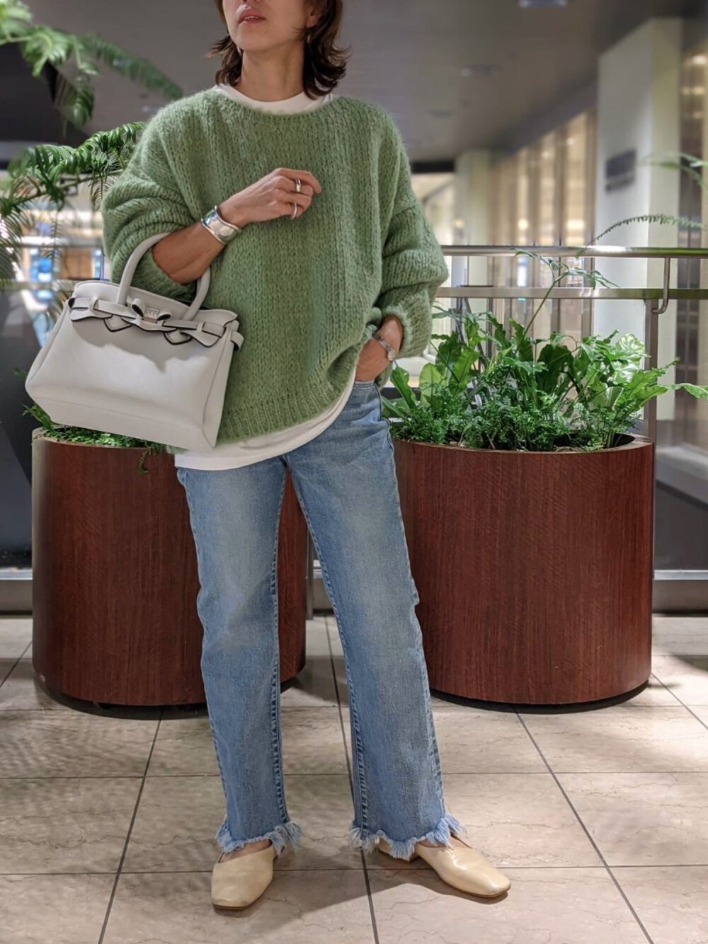 「カジュアルコーデ、冬コーデ、オトナ女子、きれいめカジュアル、ニット、冬、ootd、休日コーデ、ニットスタイル、デニム、デニムパンツ、デニムスタイル、楽チンコーデ」｜「MunichのMunich (ミューニック) 12ozローツイスト10イヤーデニム　セミフレアデストロイパンツ（デニムパンツ、ブルー系）」を使った、Yuka Ozawaさん（レディース・155cm）の冬コーディネートの1枚目の写真