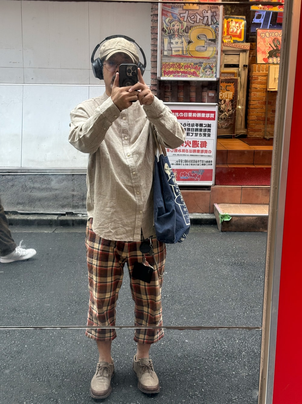 ベージュ系のシャツ/ブラウス、その他のチノパンツ、ブラウン系のスニーカーを着用したメンズの秋コーディネートの1枚目の写真