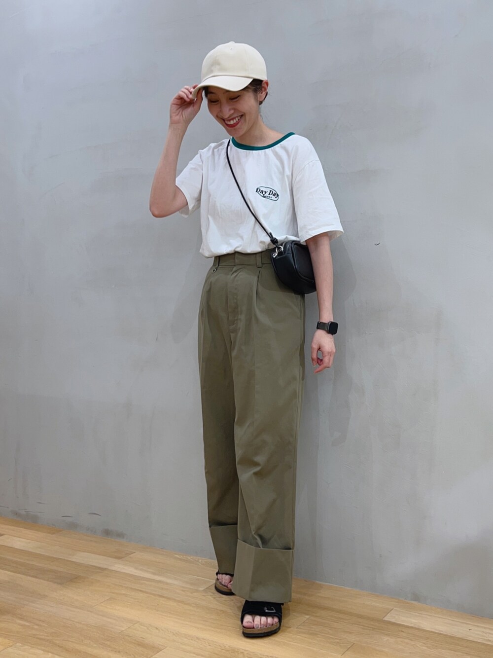 ブラック系のショルダーバッグ、その他のTシャツ/カットソー、グリーン系のその他パンツを着用したレディースの夏コーディネートの1枚目の写真