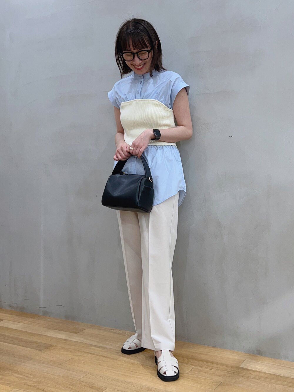 ホワイト系のシャツ/ブラウス、ベージュ系のスラックス、ホワイト系のその他シューズを着用したレディースの春コーディネートの1枚目の写真