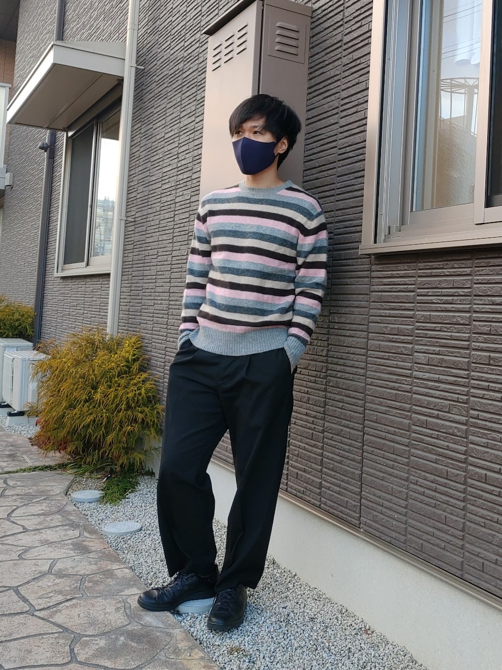 その他のニット/セーター、ブラック系のスラックス、ブラック系のスニーカーを着用したメンズの冬コーディネートの2枚目の写真