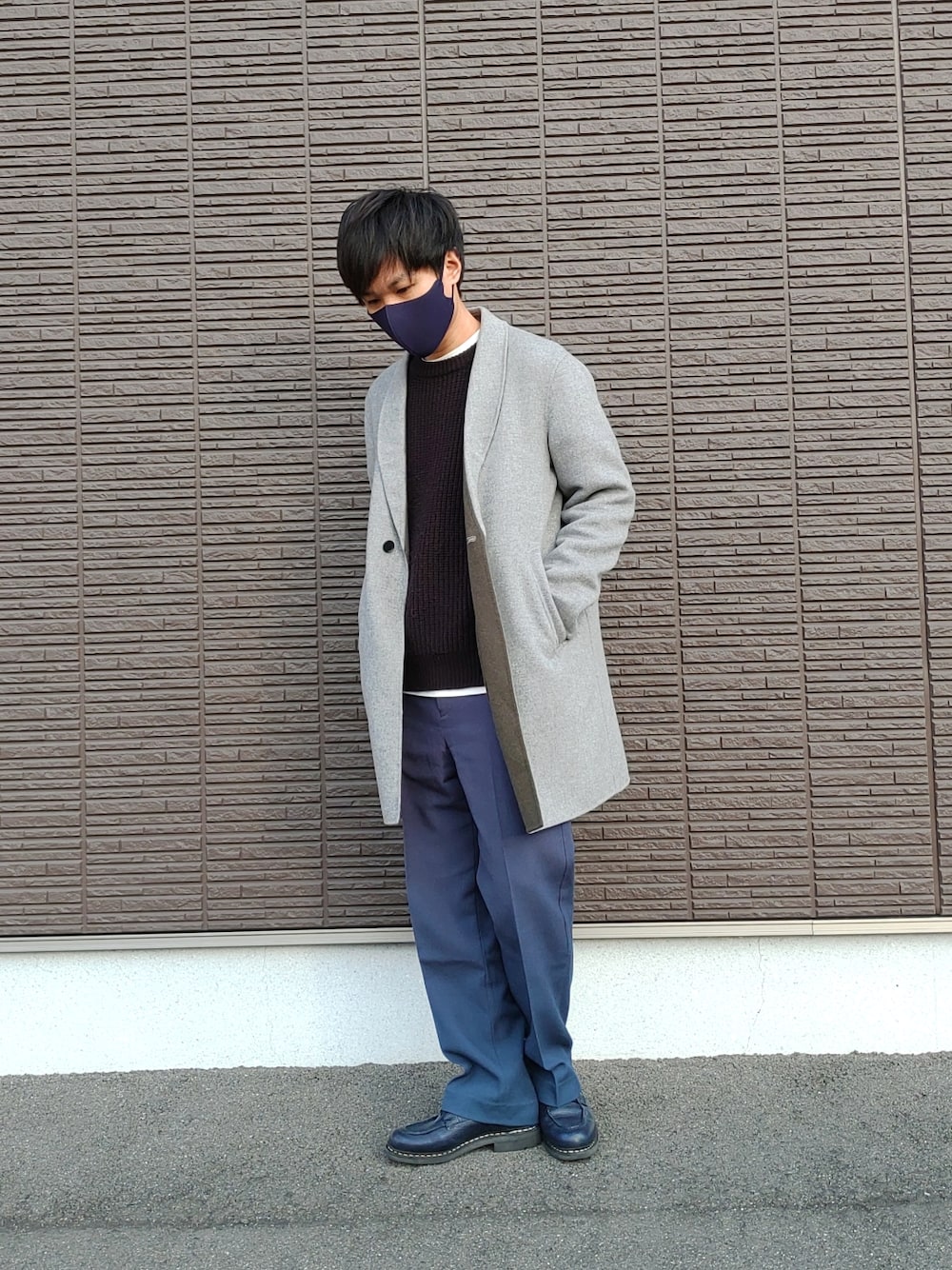 グレー系のその他アウター、ブルー系のスラックス、ブルー系のブーツを着用したメンズの冬コーディネートの2枚目の写真