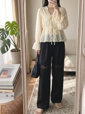 「mily bilet（ミウィビレット）の【mily bilet】透け感シフォンでつくる、大人の可憐スタイル。花柄シフォンカーデブラウス（長袖）（シャツ/ブラウス、ホワイト系）」を使った、みになとさん（レディース・150cm）の夏コーディネート