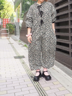「byあしながおじさん（バイアシナガオジサン）の厚底おでこストラップパンプス　8740175（パンプス、ブラック系）」を使った、あしながおじさんさん（レディース・155cm）の春コーディネート