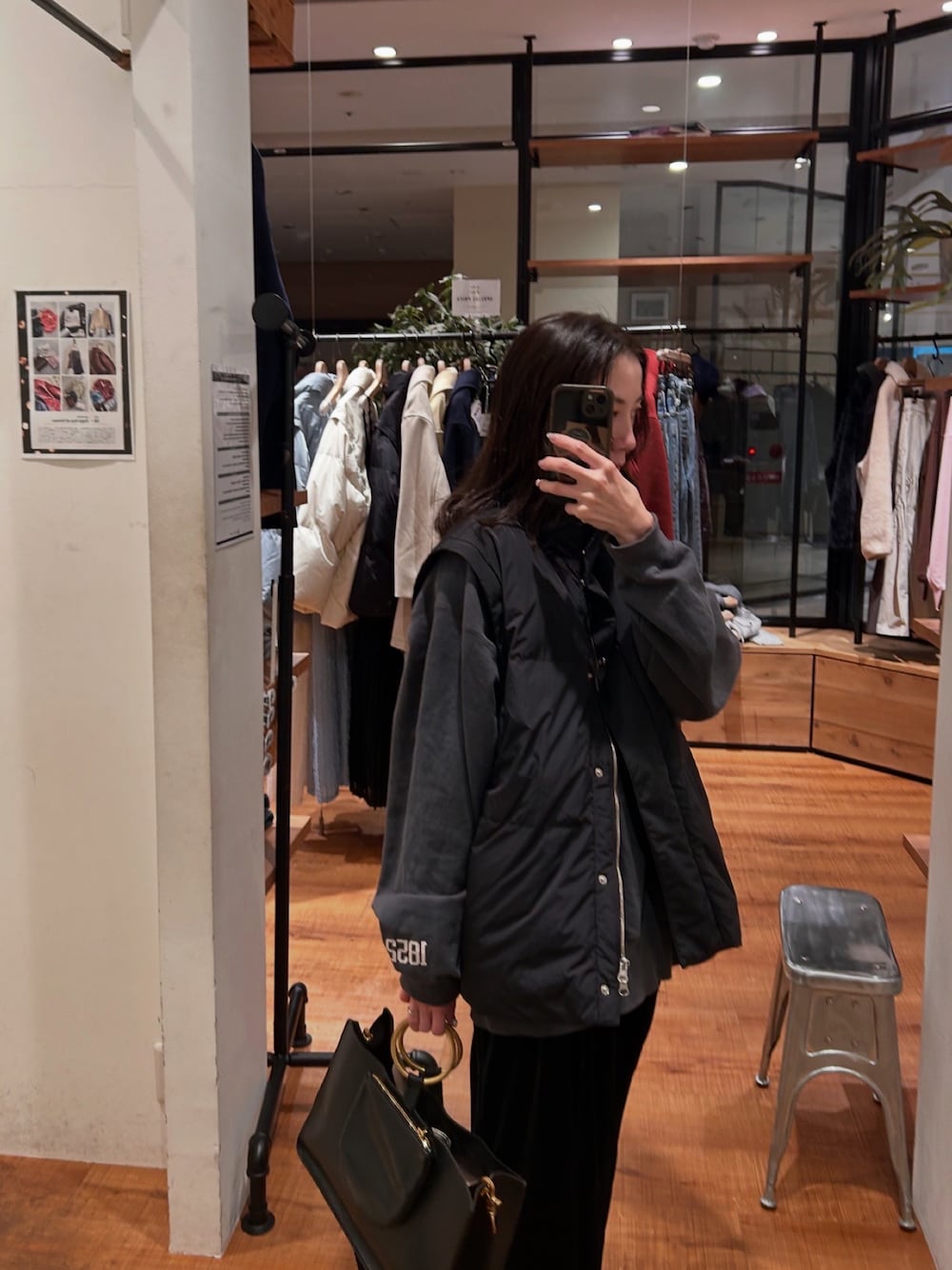 「Ungridのビッグシルエットロゴスウェット（スウェット、グレー系）」を使った、庄司　未菜美さん（レディース・159cm）の冬コーディネートの1枚目の写真