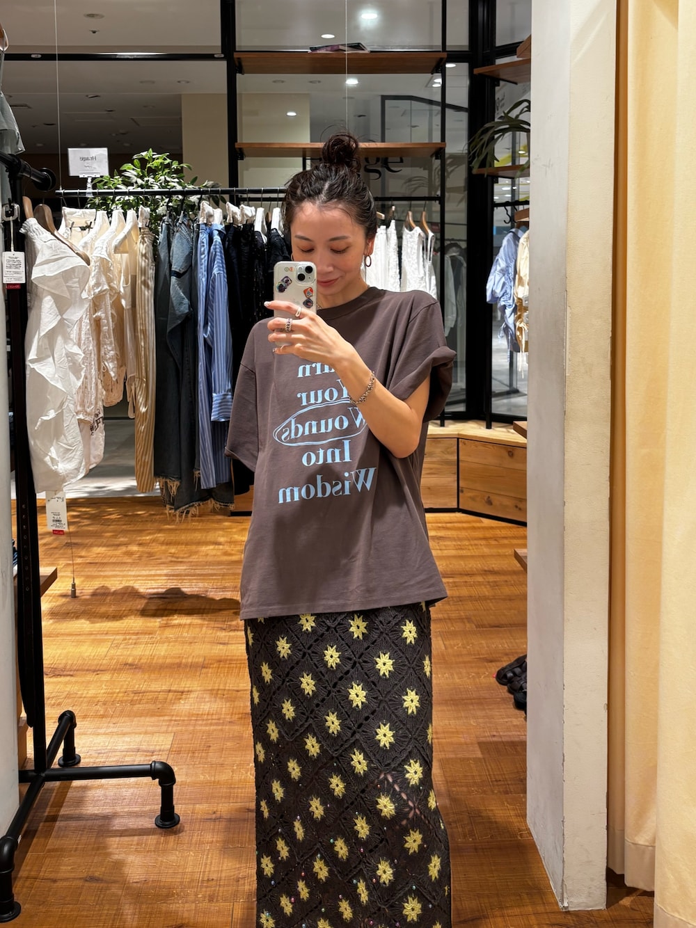 ブラウン系のTシャツ/カットソー、グレー系のスカートを着用したレディースの夏コーディネートの1枚目の写真