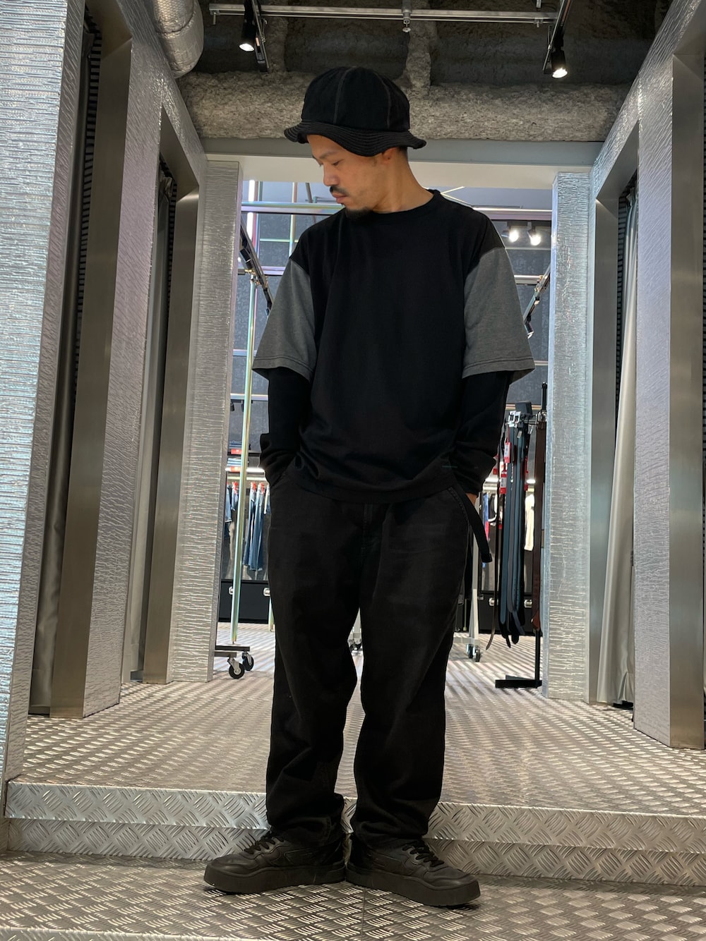 ブラック系のデニムパンツ、ブラック系のスニーカー、ブラック系のTシャツ/カットソーを着用したメンズの夏コーディネートの1枚目の写真