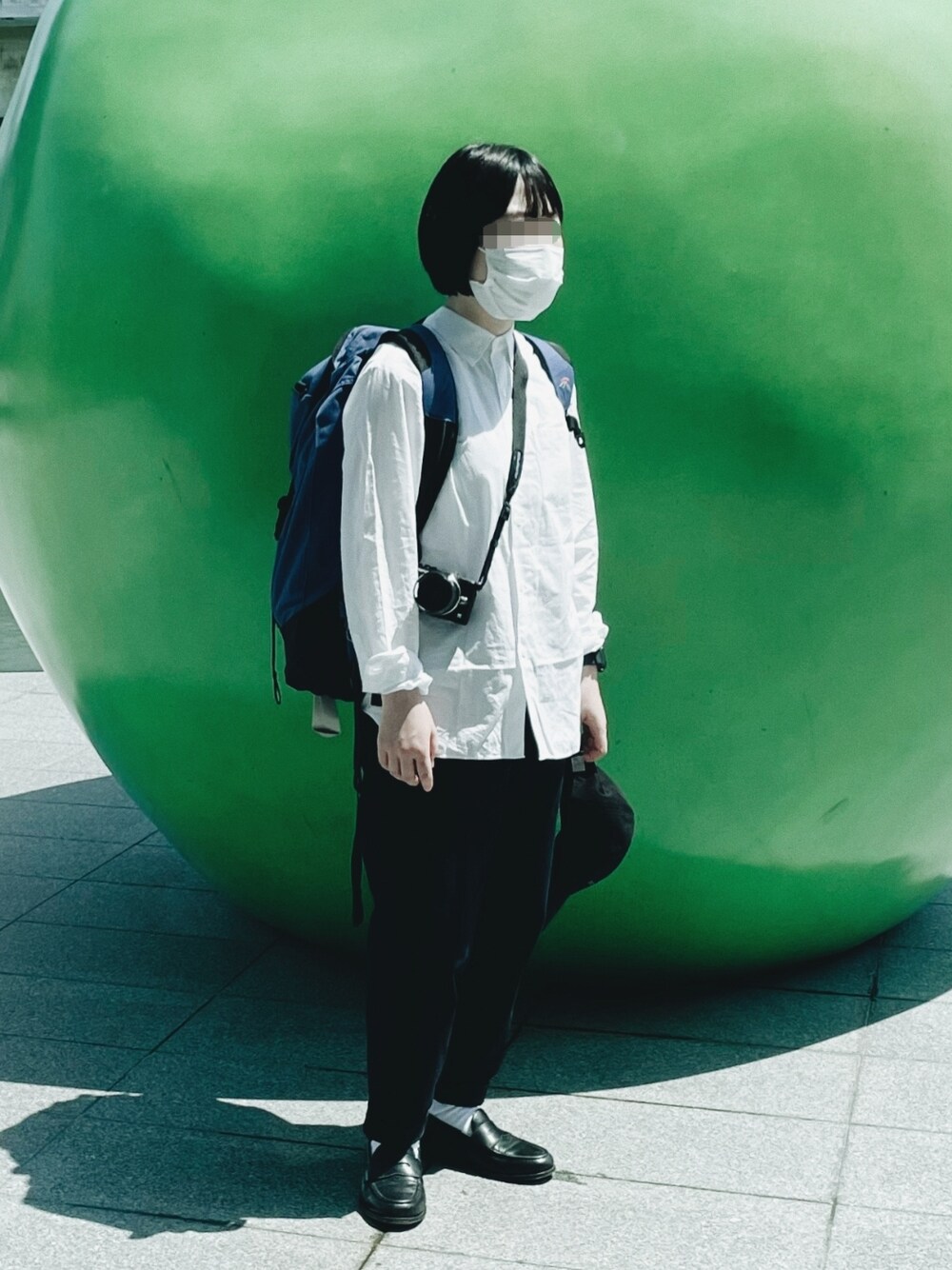 「旅行、大阪、北浜、いつかのコーデ、シャツスタイル、シャツ、COMOLI、コモリ、メンズライク、ローファー、ローファー×靴下、バックパック、旅行コーデ、カジュアルコーデ、低身長コーデ」｜「COMOLIのアイテム（シャツ/ブラウス、ホワイト系）」を使った、nougatさん（レディース・150cm）の夏コーディネートの1枚目の写真