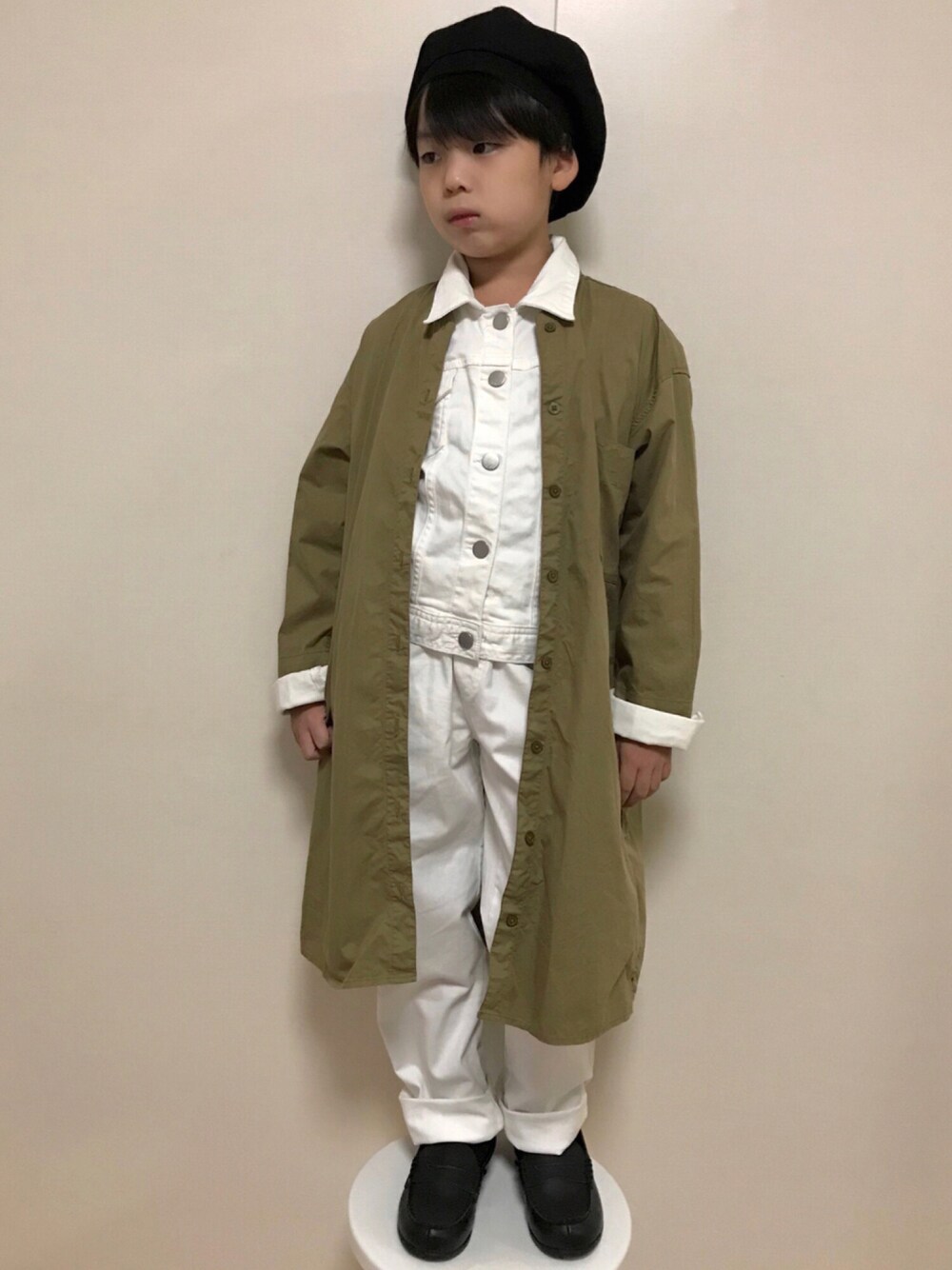 「シンプル、ホワイト、ベレー帽、秋のコーデ、休日スタイル、キレイめ、キッズコーデ、男の子、秋コーデ、だから秋服が好き」｜「GAPのアイテム（デニムジャケット、ホワイト系）」を使った、MKさん（キッズ・123cm）の秋コーディネートの1枚目の写真