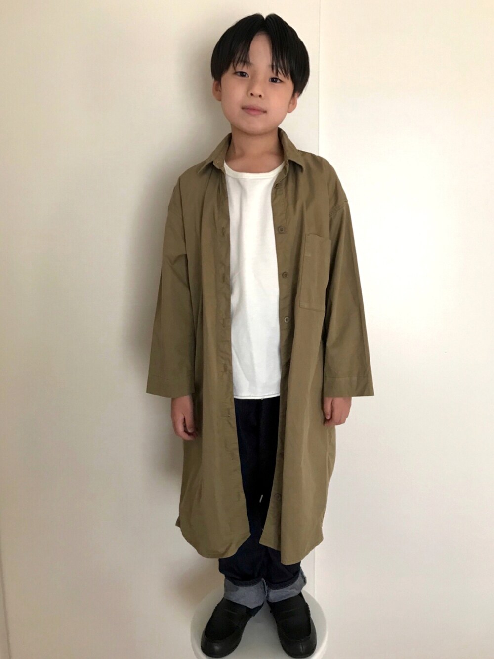 「シンプル、ローファー、秋のコーデ、ロングシャツ、休日スタイル、デニムパンツ、キッズコーデ、きれいめカジュアル、男の子、秋服準備はじめました」｜「CIAOPANIC TYPYのカレッジロゴプリントスウェットセットアップ（スウェット、ホワイト系）」を使った、MKさん（キッズ・123cm）の秋コーディネートの1枚目の写真