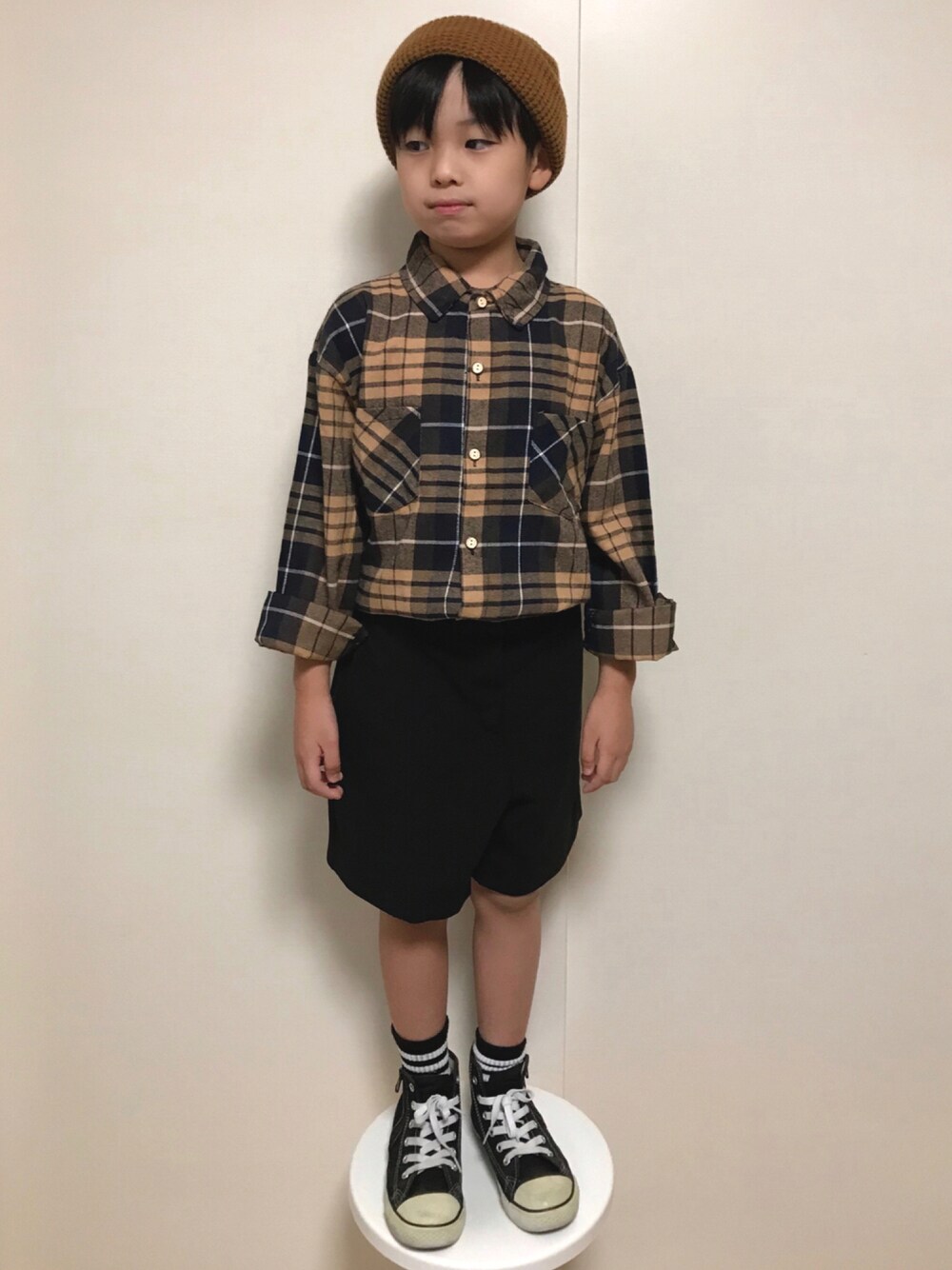 「チェック、チェックシャツ、ニット帽、秋のコーデ、ハーフパンツ、キッズコーデ、ハイカットスニーカー、男の子、秋服準備はじめました」｜「ZARAのアイテム（ニットキャップ/ビーニー、ブラウン系）」を使った、MKさん（キッズ・123cm）の秋コーディネートの1枚目の写真