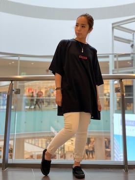 「ブラック×ホワイト」｜「アイテム（スリッポン）」を使った、kinukaさん（レディース・157cm）の夏コーディネート