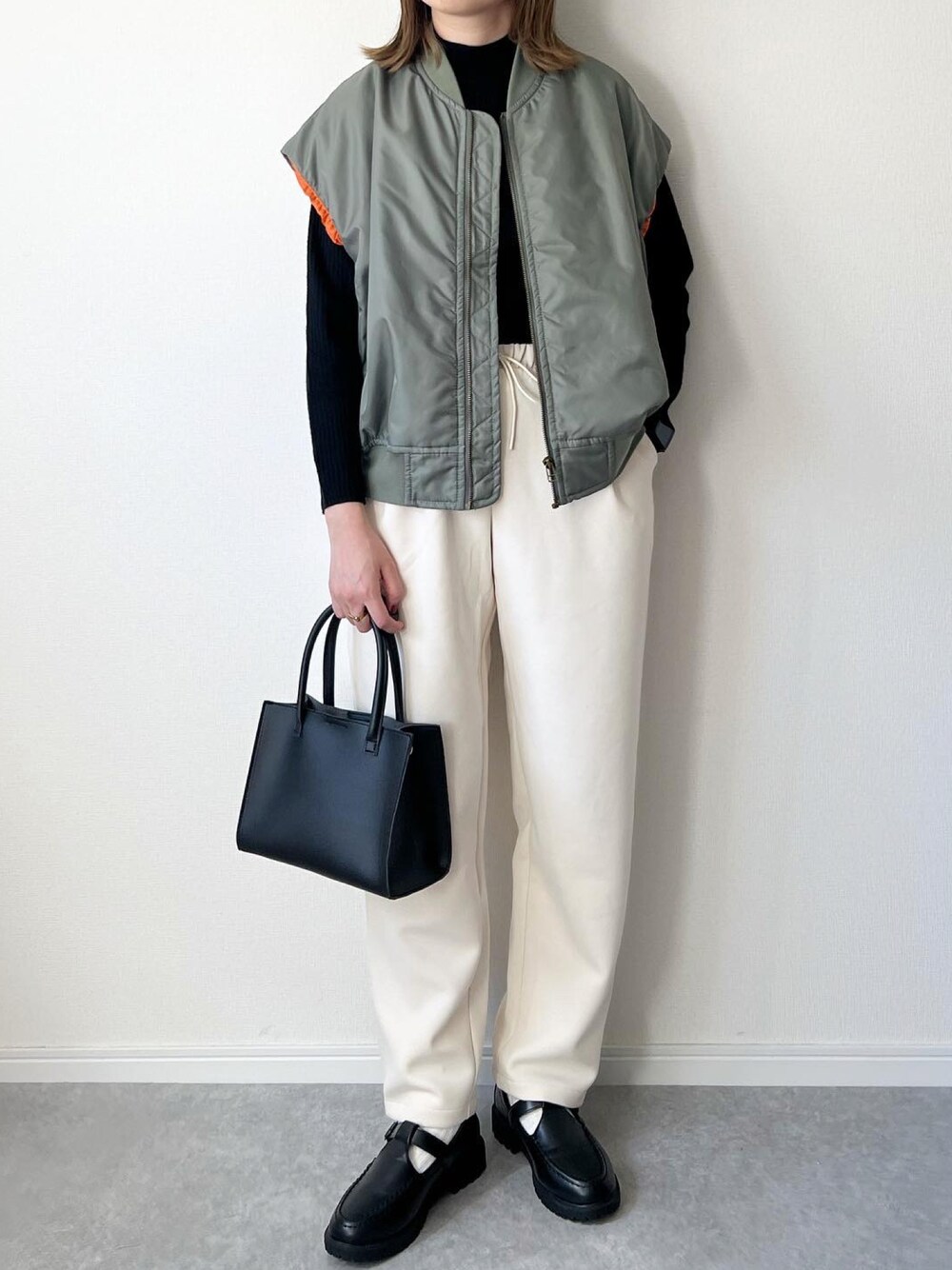 「reca、レカ(reca)、リブニット、ハイネック、UNIQLO、ユニクロ、スウェット、スウェットパンツ、プチプラ、ベスト、ローファー、カジュアルコーデ、秋コーデ、秋冬コーデ、ママコーデ」｜「recaのプチハイネックべーシックリブニット（ニット/セーター、ブラック系）」を使った、𝚔𝚘さん（レディース・160cm）の秋コーディネートの1枚目の写真