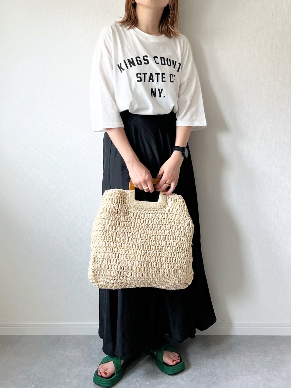 「ストローバッグ、夏コーデ、モノトーン、モノトーンコーデ、ロゴT、Tシャツ、サンダル、ロングスカート、マーメイドスカート、カジュアル、大人カジュアル、夏、ママコーデ、オトナ女子、シンプル」｜「en hautのアイテム（Tシャツ/カットソー、ホワイト系）」を使った、𝚔𝚘さん（レディース・160cm）の夏コーディネートの1枚目の写真