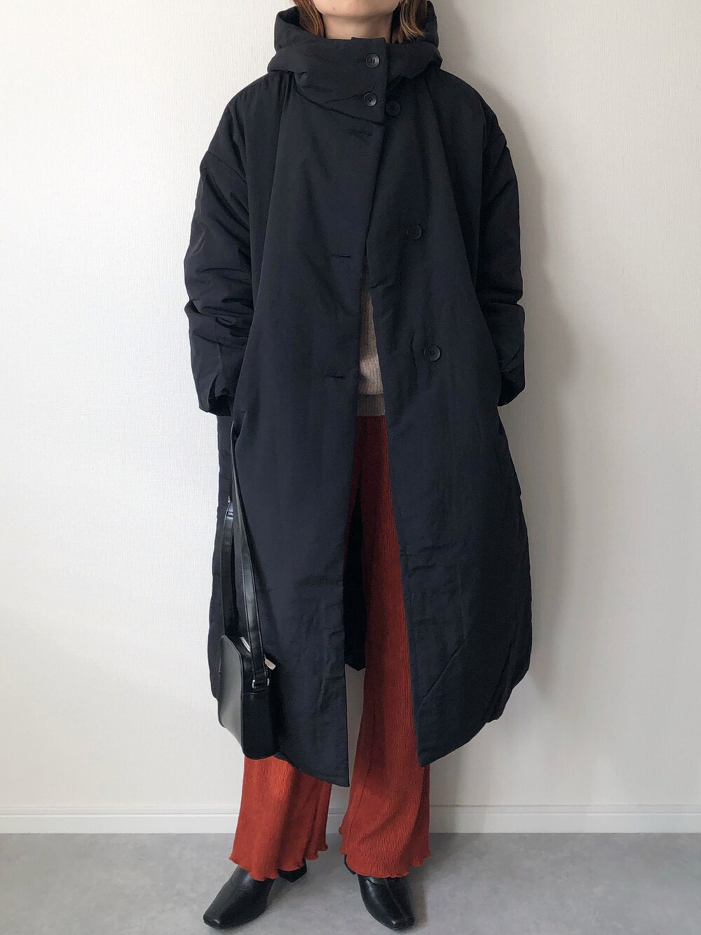 「コート、アウター、ブーツ、カジュアル、カラーパンツ、UNIQLO、ショートブーツ、GU、プチプラ、中綿アウター、プチプラコーデ、ゆったりコーデ、ママコーデ、プリーツパンツ、arholiday」｜「Auntie Rosa Holidayの2WAY中綿オーバーフーディコート【撥水加工/ウォッシャブル】（その他アウター、ブラック系）」を使った、𝚔𝚘さん（レディース・160cm）の秋コーディネートの1枚目の写真