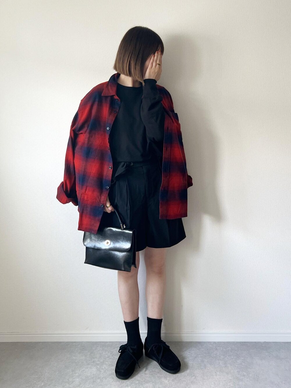 「秋服まるっと大公開、秋服コーデ、ユニクロ、UNIQLO、フランネルチェックシャツ、チェックシャツ、大人カジュアル、ハーフパンツ、モカシン、プチプラ、ユニクロシャツ、大人女子、カジュアルコーデ、プチプラコーデ、シンプル」｜「GUのアイテム（Tシャツ/カットソー、ブラック系）」を使った、𝚔𝚘さん（レディース・160cm）の秋コーディネートの1枚目の写真
