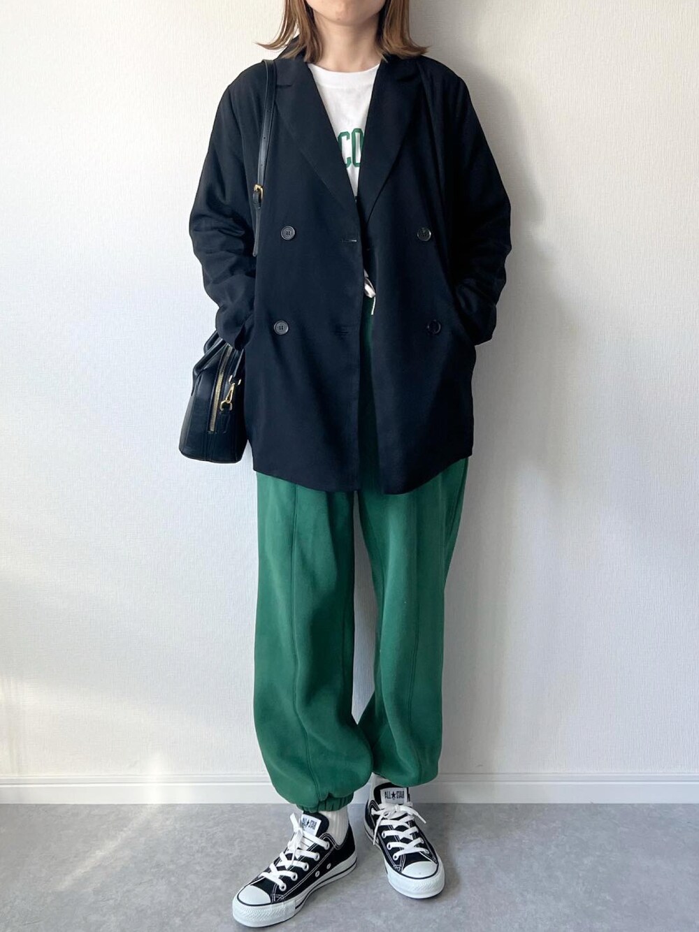 「秋ルック紹介するよ、ジャケット、秋服コーデ、スウェット、スウェットパンツ、ロゴT、コンバース、ミニボストン、大人カジュアル、カジュアルコーデ、シンプルスタイル、ママコーデ、プチプラ、プチプラコーデ、オトナカジュアル」｜「CLEARIMPRESSION の【セットアップ対応】ダブルブレストオーバージャケット（テーラードジャケット、ブラック系）」を使った、𝚔𝚘さん（レディース・160cm）の秋コーディネートの1枚目の写真