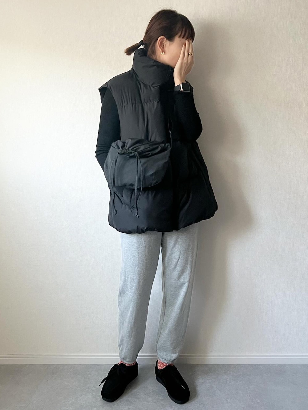 「休日スタイル、UNIQLO、ユニクロ、GU、スウェット、スウェットパンツ、モカシン、大人カジュアル、カジュアルコーデ、カジュアル、シンプルスタイル、あったかコーデ、ベスト、プチプラ、オトナカジュアル」｜「GUのアイテム（ジャケット/アウター、ブラック系）」を使った、𝚔𝚘さん（レディース・160cm）の冬コーディネートの1枚目の写真