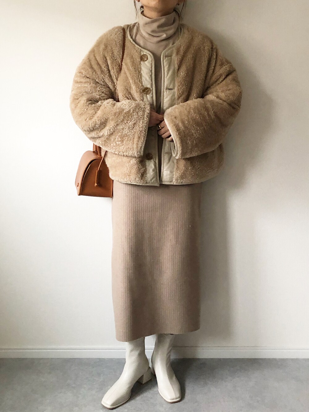 「クリスマスに着たい服、ワントーンコーデ、ベージュ、ベージュコーデ、タイトスカート、reca、ホワイトブーツ、ショートブーツ、UNIQLO、ユニクロフリース、大人カジュアル、スカート、ボアジャケット、キルティングジャケット、大人かわいい」｜「UNIQLOのアイテム（トップス、ベージュ系）」を使った、𝚔𝚘さん（レディース・160cm）の冬コーディネートの1枚目の写真