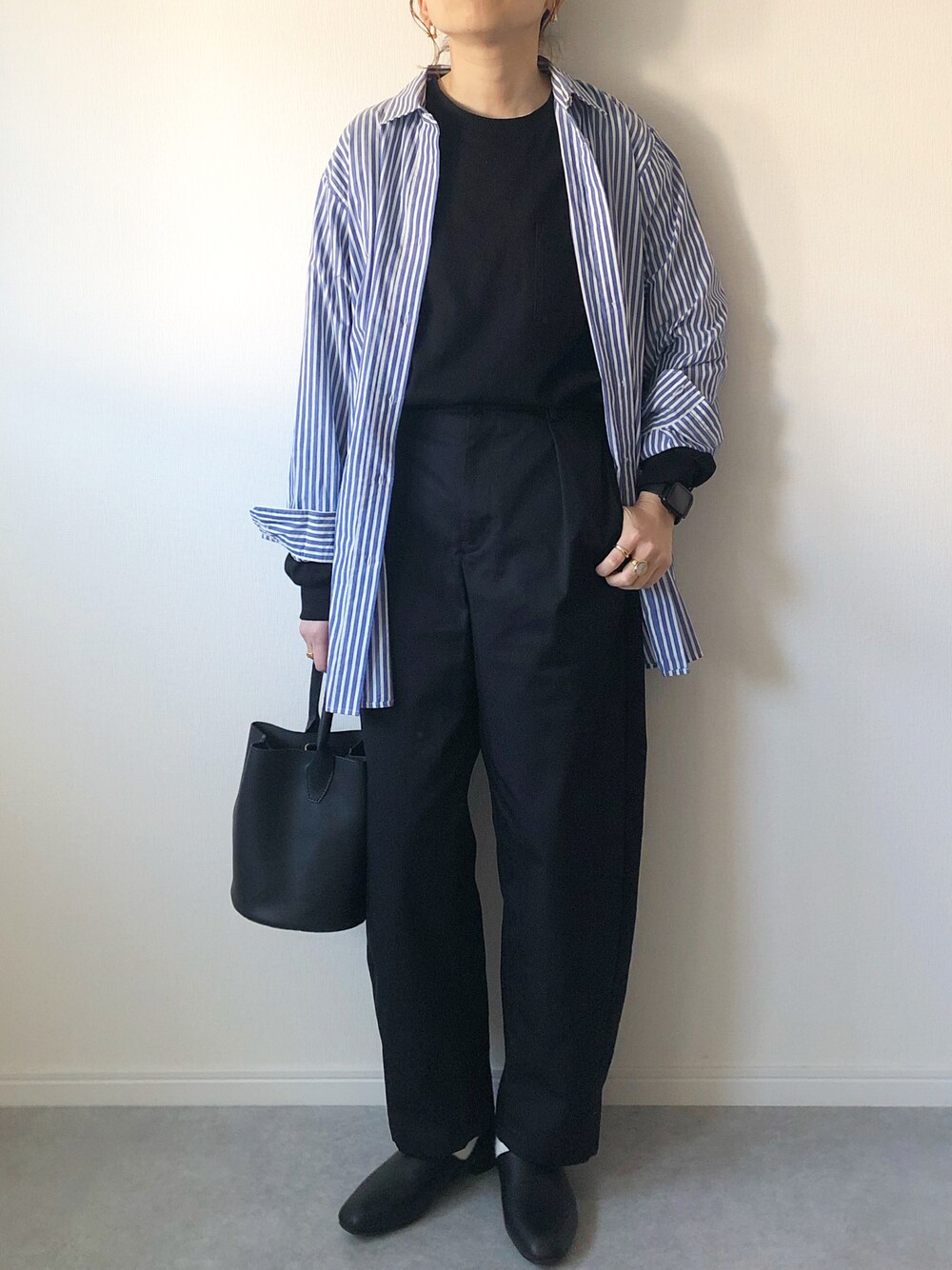 「はじめましてコーデ、ストライプ、ストライプシャツ、GU、ロンT、春コーデ、UNIQLO、プチプラ、プチプラコーデ、シンプル、シャツスタイル、ブラック、カジュアルコーデ、大人カジュアル、ママファッション」｜「UNIQLOのアイテム（シャツ/ブラウス、ブルー系）」を使った、𝚔𝚘さん（レディース・160cm）の春コーディネートの1枚目の写真