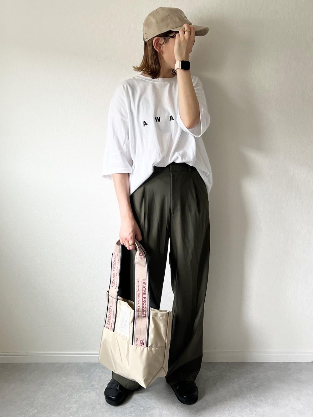 「初夏コーデ、ロゴT、キャップ、キャップ女子、UNIQLO、シアタープロダクツ(THEATRE PRODUCTS)、パンツコーデ、カーキ、カジュアル、大人カジュアル、カジュアルコーデ、シンプルコーデ、タックパンツ、夏、白Tシャツ」｜「recaの選べる2サイズ展開！ロゴプリントオーバーサイズTシャツ（Tシャツ/カットソー、ホワイト系）」を使った、𝚔𝚘さん（レディース・160cm）の夏コーディネートの1枚目の写真