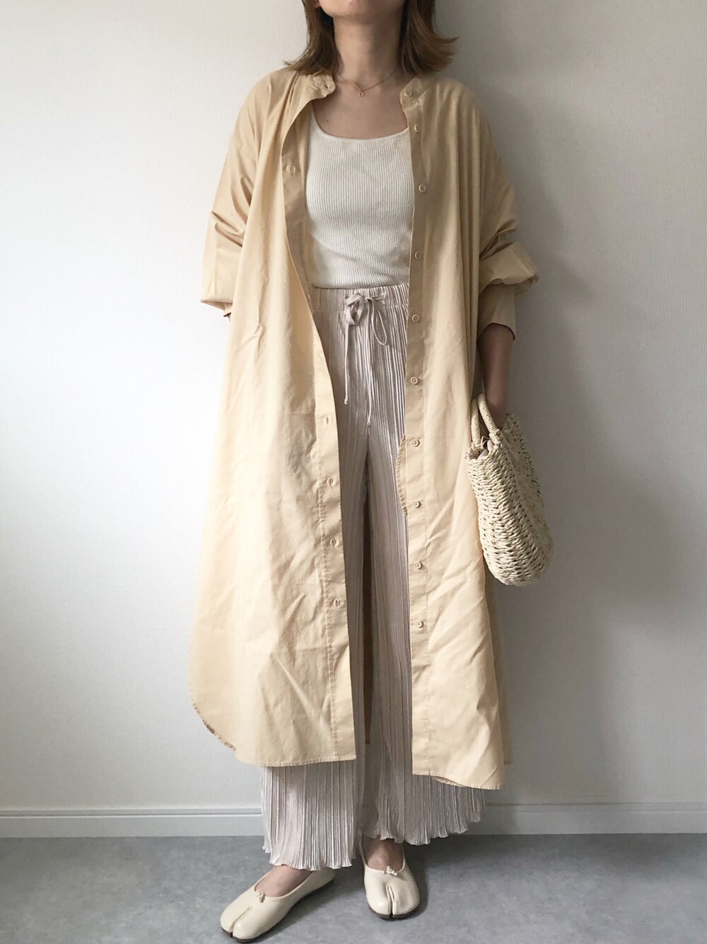「シャツワンピ、ユニクロ、UNIQLO、ワンピース、プリーツパンツ、GU、足袋バレエ、かごバッグ、プチプラコーデ、ワントーンコーデ」｜「GUのアイテム（タンクトップ、ホワイト系）」を使った、𝚔𝚘さん（レディース・160cm）の夏コーディネートの1枚目の写真