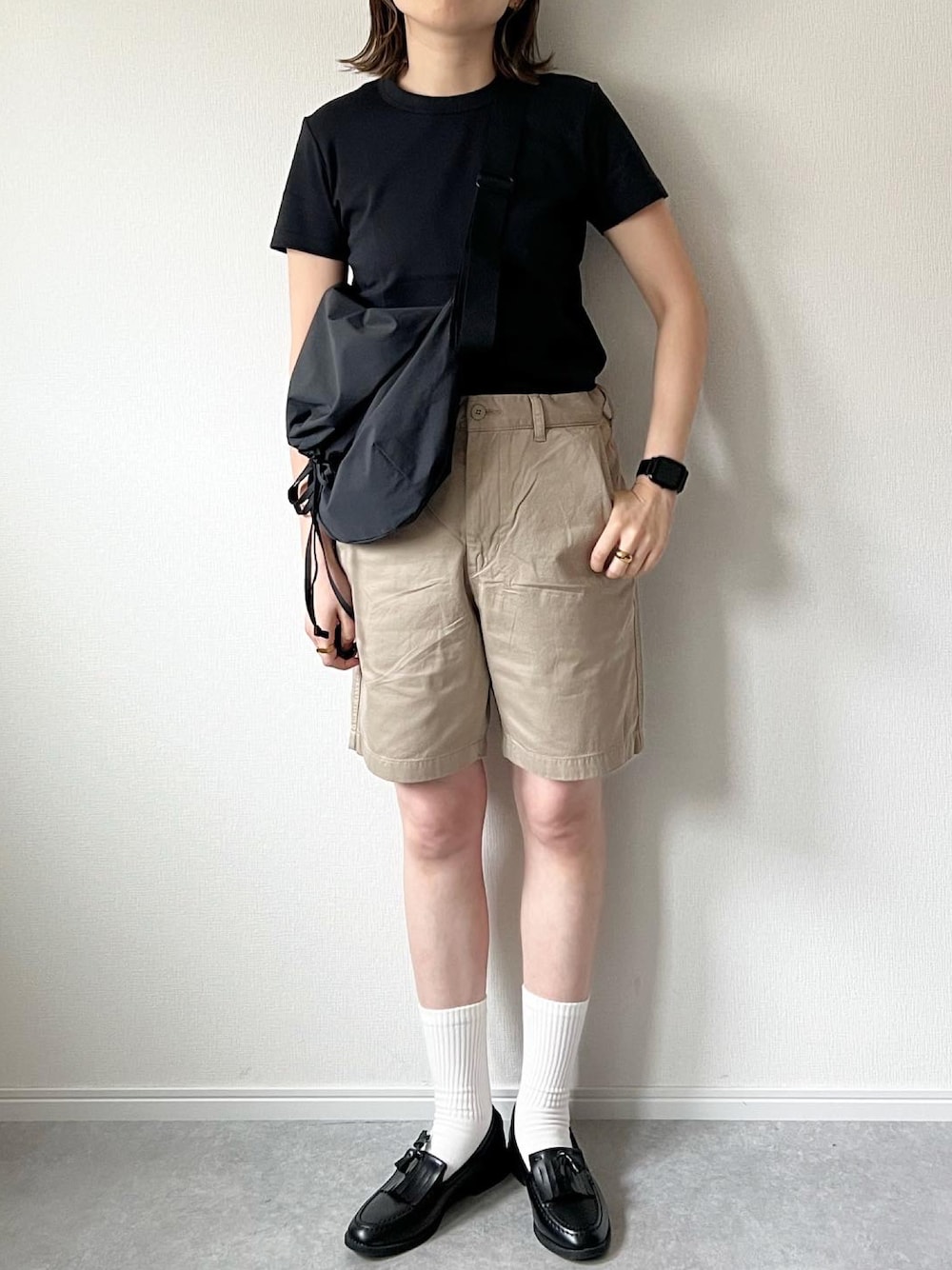 「探検隊、チノパン、ショートパンツ、短パン、ローファー、Tシャツ、大人カジュアル、カジュアルコーデ、ユニクロ、ユニクロコーデ、UNIQLO、夏コーデ、シンプルコーデ、大人女子、ママコーデ」｜「UNIQLOのアイテム（Tシャツ/カットソー、ブラック系）」を使った、𝚔𝚘さん（レディース・160cm）の春コーディネートの1枚目の写真