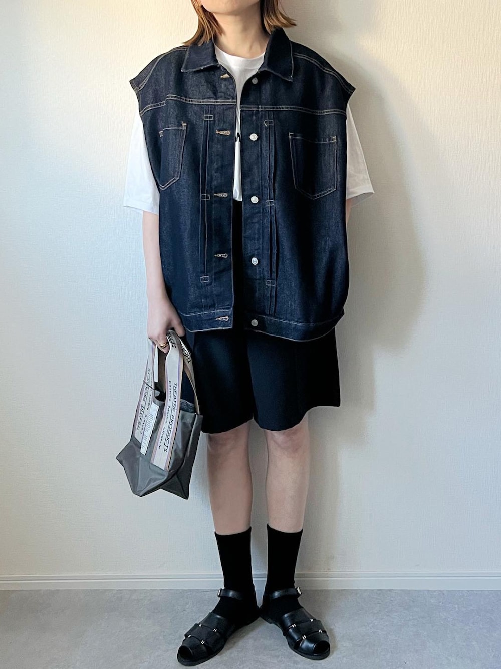 「サンダル、グルカサンダル、サンダルに靴下、デニムベスト、春コーデ、ベスト、バミューダパンツ、ショートパンツ、ロゴT、カジュアルコーデ、大人カジュアル、カジュアル、シンプルコーデ、春夏コーデ、ママコーデ」｜「forksy.の【forksy.】ステッチデザイングルカサンダル（サンダル、ブラック系）」を使った、𝚔𝚘さん（レディース・160cm）の春コーディネートの1枚目の写真