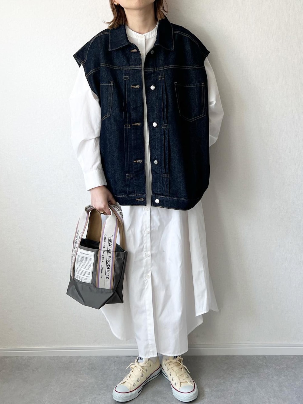 「デニムベスト、シャツワンピース、ワンピース、シャツスタイル、春服、春コーデ、シンプルコーデ、大人カジュアル、カジュアルコーデ、春こーで、コンバース、カジュアル、シアタープロダクツ(THEATRE PRODUCTS)、ベスト、ママコーデ」｜「BONLECILLのオーバーデニムベスト（デニムジャケット、ブルー系）」を使った、𝚔𝚘さん（レディース・160cm）の春コーディネートの1枚目の写真