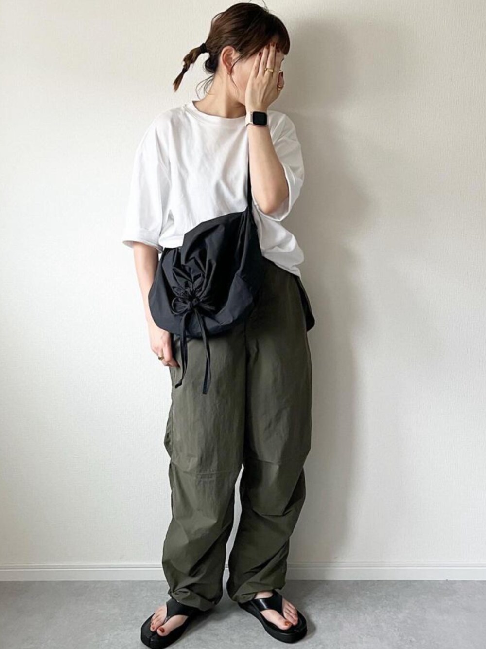 「みんなの白Tフェス、GU、GUコーデ、カーゴパンツ、パラシュートパンツ、白Tシャツ、サンダル、ショルダーバッグ、UNIQLO、シンプルコーデ、夏服コーデ、大人カジュアル、プチプラ、UNIQLOコーデ、カジュアルコーデ」｜「GUのアイテム（カーゴパンツ、グリーン系）」を使った、𝚔𝚘さん（レディース・160cm）の夏コーディネートの1枚目の写真
