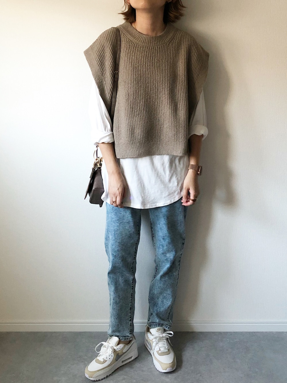「大人カジュアル、ニット、ニットベスト、しまむら、NIKE、NIKE AIR MAX、スニーカー、秋コーデ、レイヤードスタイル、シンプル、ママコーデ、カジュアル、プチプラ、プチプラコーデ、terawearemu」｜「しまむらのアイテム（アンサンブル、ベージュ系）」を使った、𝚔𝚘さん（レディース・160cm）の秋コーディネートの1枚目の写真