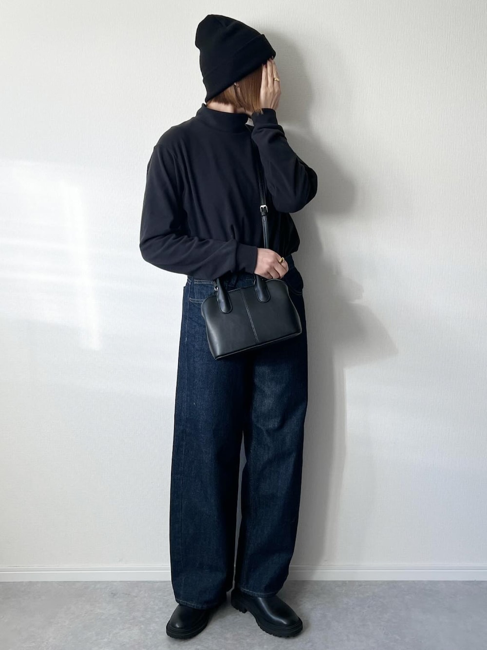「カジュアルコーデ、大人カジュアル、冬、フリース、ユニクロコーデ、UNIQLO、GU、バギーパンツ、バギーデニム、プチプラ、プチプラコーデ、ショートブーツ、大人女子、ニット帽、大人ファッション」｜「UNIQLOのアイテム（トップス、ブラック系）」を使った、𝚔𝚘さん（レディース・160cm）の冬コーディネートの1枚目の写真