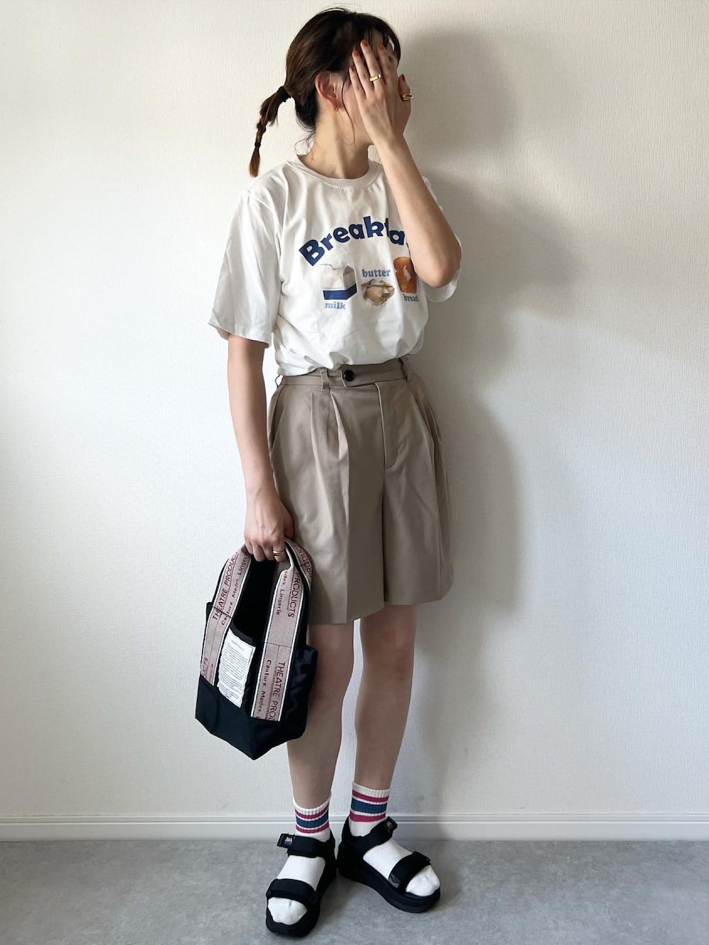 「シンプル、夏服、オトナカジュアル、カジュアルコーデ、ハーフパンツ、Tシャツ、大人カジュアル、カジュアル、夏コーデ、楽ちんコーデ、プチプラ、プチプラコーデ、スポーツサンダル、スポサン、サンダルに靴下」｜「KACCH.のアイテム（Tシャツ/カットソー、ホワイト系）」を使った、𝚔𝚘さん（レディース・160cm）の夏コーディネートの1枚目の写真