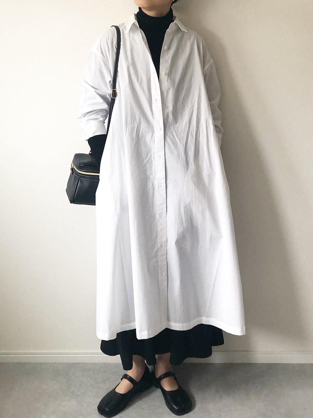 「ワンピース、シャツワンピ、シャツワンピース、ユニクロ、UNIQLO、しまむら、マーメイドスカート、足袋バレエ、バニティバッグ、モノトーン、モノトーンコーデ、Aライン、大人カジュアル、プチプラ、カジュアル」｜「しまむらのアイテム（バッグ、ブラック系）」を使った、𝚔𝚘さん（レディース・160cm）の冬コーディネートの1枚目の写真