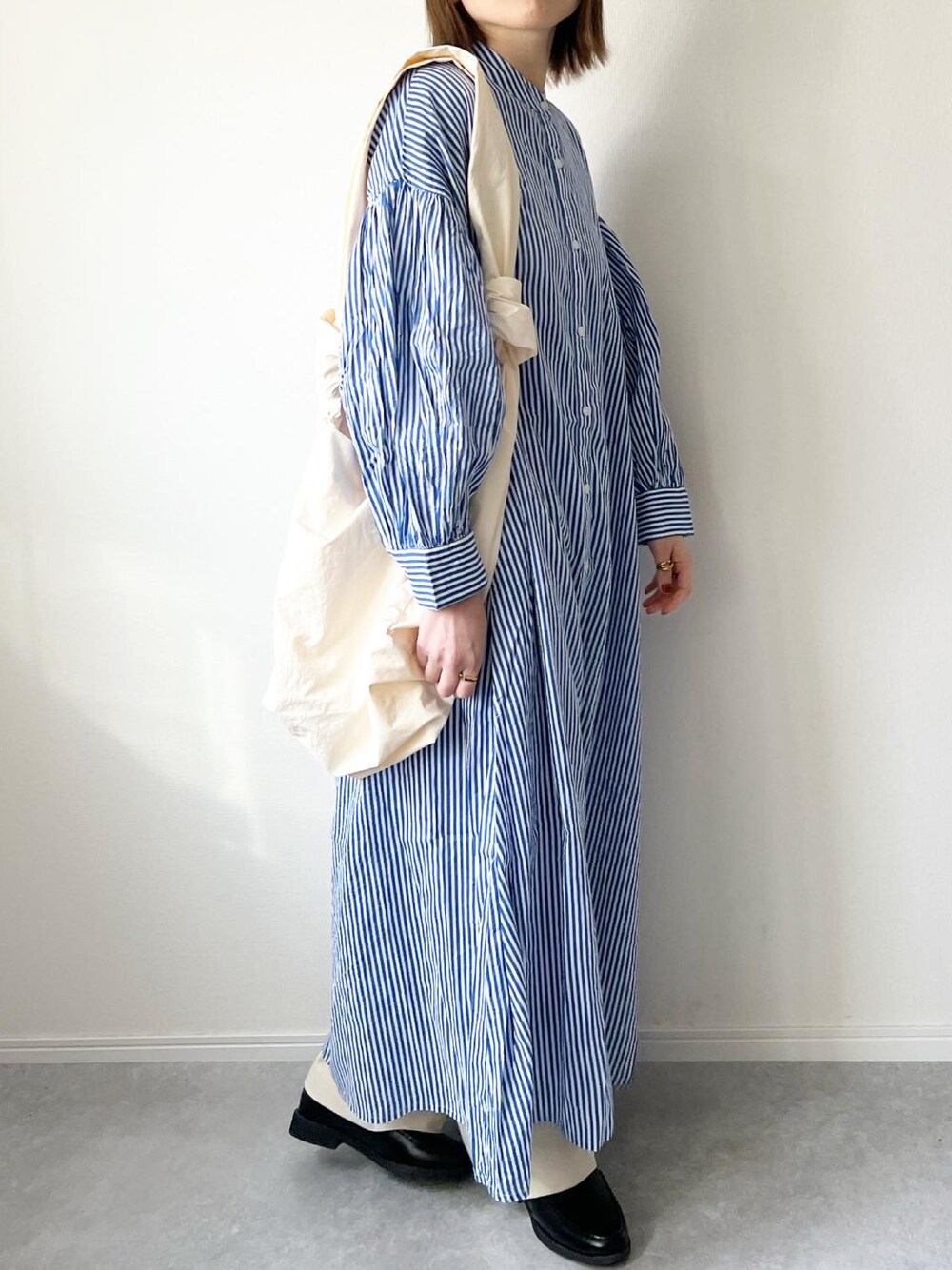 「春服デビュー宣言、ワンピース、ストライプ、ブルーストライプ、バンドカラー、春コーデ、シャツワンピ、ショルダーバッグ、シンプルコーデ、プチプラコーデ、春カラー、ブルー、ワンピースコーデ、ワンピーススタイル、ママファッション」｜「ANGIEのインドボイル ボリュームスリーブシャツワンピース（シャツワンピース、ブルー系）」を使った、𝚔𝚘さん（レディース・160cm）の春コーディネートの1枚目の写真