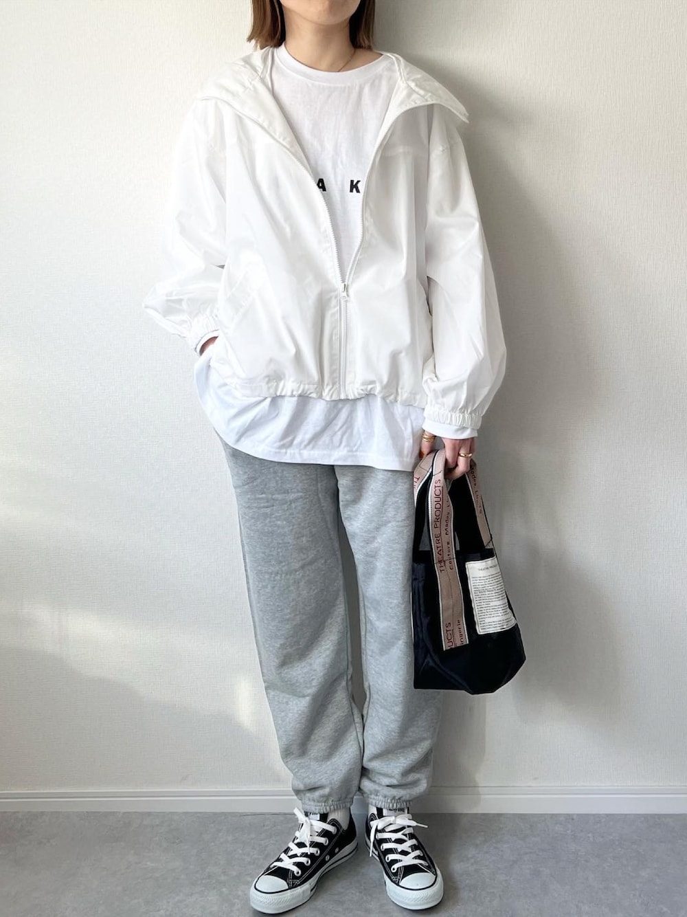 「マウンテンパーカー、ナイロンパーカー、スウェットパンツ、ユニクロ、UNIQLO、ロゴT、カジュアルコーデ、大人カジュアル、オトナカジュアル、オトナ女子、春コーデ、カジュアル、春服、外遊び、プチプラ」｜「ANGIEのミドル丈ボリュームスリーブマウンテンパーカー（マウンテンパーカー、ホワイト系）」を使った、𝚔𝚘さん（レディース・160cm）の春コーディネートの1枚目の写真