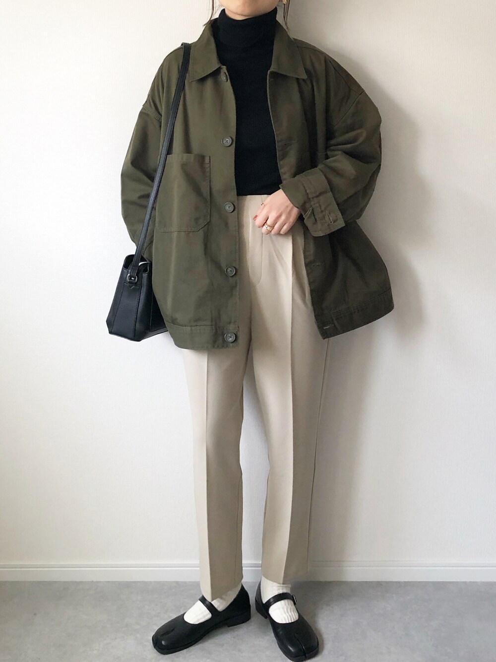 「春コーデ、CPOジャケット、reca、春、足袋シューズ、GU、テーパードパンツ、プチプラ、プチプラコーデ、大人カジュアル、カジュアル、UNIQLO、ユニクロ、大人コーデ、シンプル」｜「GUのアイテム（ショルダーバッグ、ブラック系）」を使った、𝚔𝚘さん（レディース・160cm）の冬コーディネートの1枚目の写真