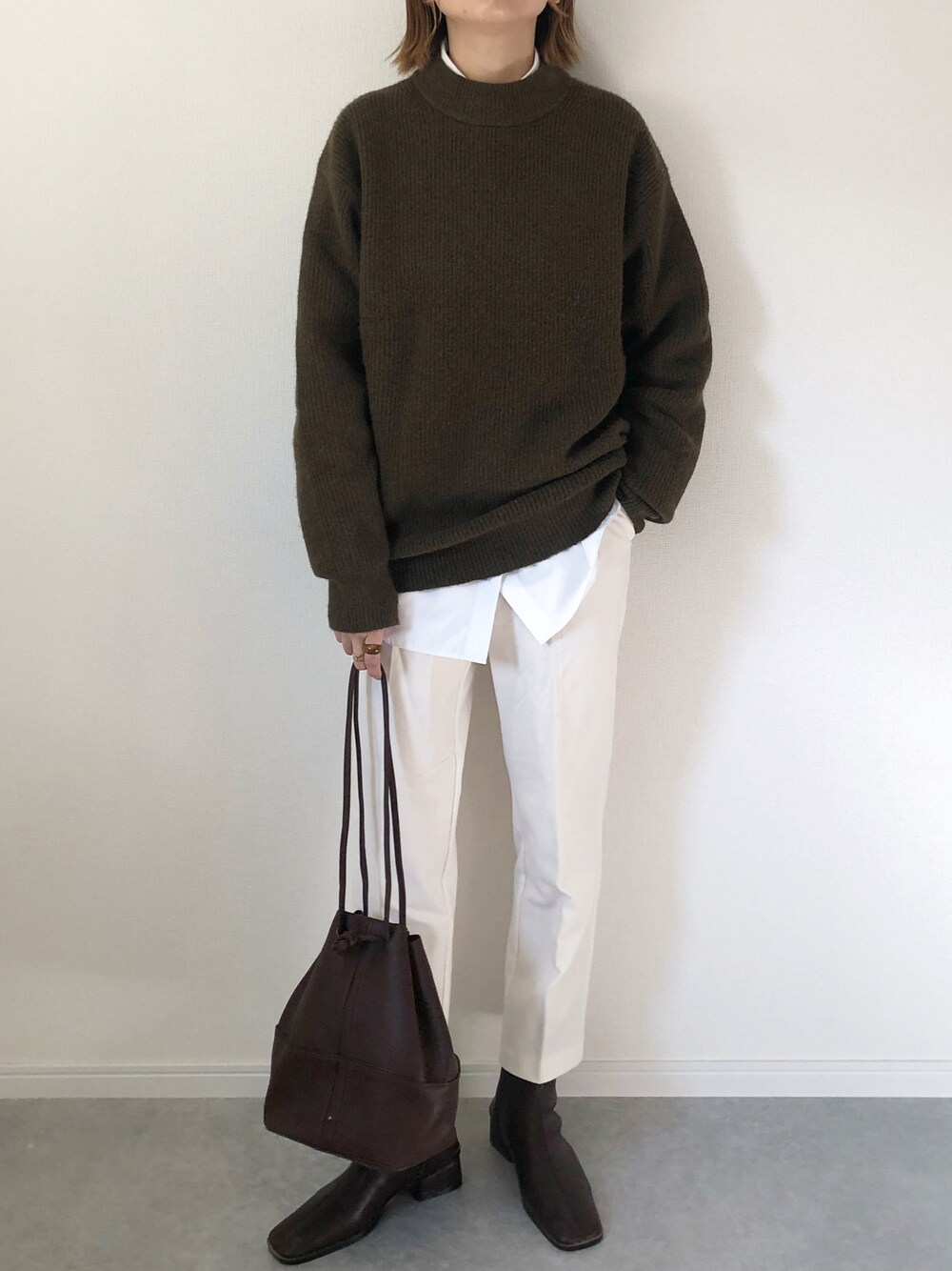 「テーパードパンツ、ニット、ブーツ、UNIQLO、ショートブーツ、大人カジュアル、GU、プチプラ、ホワイトパンツ、大人女子、シンプルコーデ、プチプラコーデ、カジュアルコーデ、ママコーデ、ニットコーデ」｜「UNIQLOのアイテム（ニット/セーター、グリーン系）」を使った、𝚔𝚘さん（レディース・160cm）の秋コーディネートの1枚目の写真