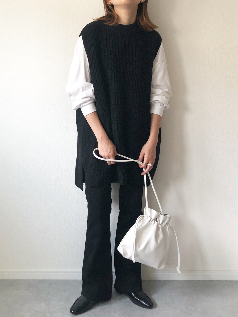 「ニット、H&M、モノトーン、大人カジュアル、GU、メンズライク、ニットベスト、プチプラ、オペラシューズ、フレアパンツ、シンプルコーデ、プチプラコーデ、モノトーンコーデ、ママコーデ、フレアデニム」｜「H&Mのアイテム（ベスト、ブラック系）」を使った、𝚔𝚘さん（レディース・160cm）の秋コーディネートの1枚目の写真