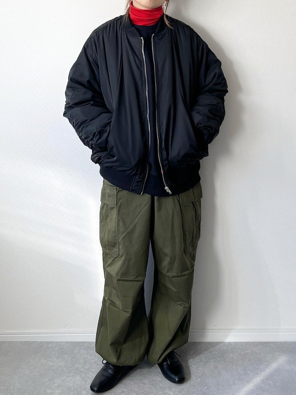 「カーゴパンツ、GU、ユニクロ、UNIQLO、ヒートテック、レースアップシューズ、ミリタリー、MA-1、ブルゾン、スウェット、カジュアル、シンプル、メンズライク、オーバーサイズ、冬のコーデ」｜「COLONY 2139の綾織りビッグ MA-1ブルゾン（ブルゾン、ブラック系）」を使った、𝚔𝚘さん（レディース・160cm）の秋コーディネートの1枚目の写真
