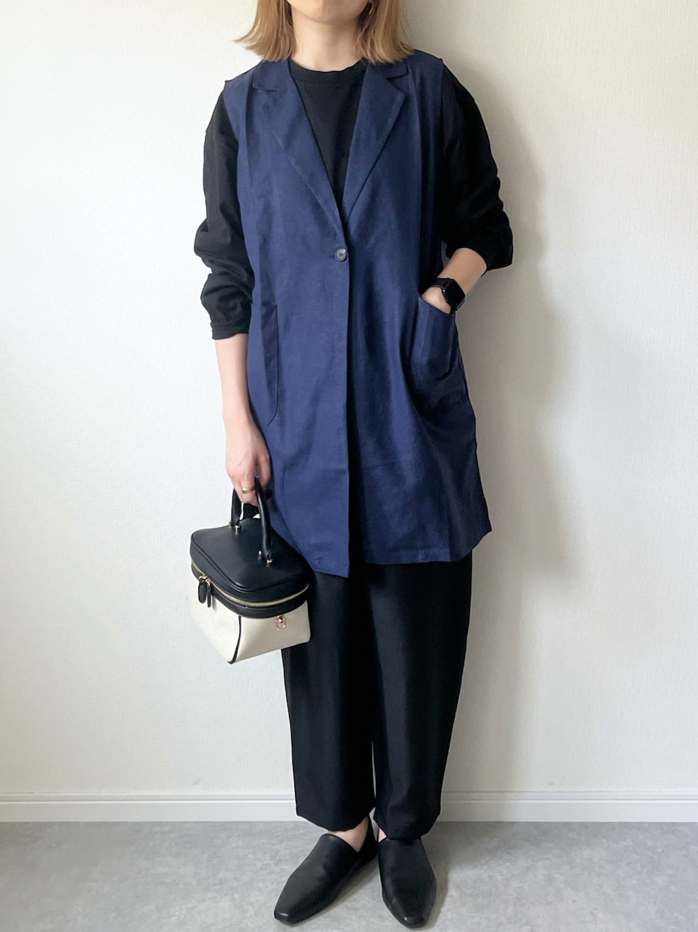 「ジレ、ベスト、ロングジレ、ノースリーブジャケット、GU、ハンサムコーデ、バルーンパンツ、フラットシューズ、シンプルコーデ、プチプラ、ママコーデ、大人カジュアル、カジュアルコーデ、秋コーデ、秋先取りコーデ」｜「KACCH.のアイテム（ベスト、ブルー系）」を使った、𝚔𝚘さん（レディース・160cm）の秋コーディネートの1枚目の写真